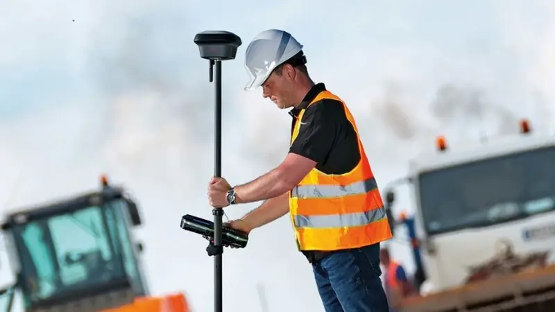 GPS GNSS Leica GS16 utilisé sur un chantier